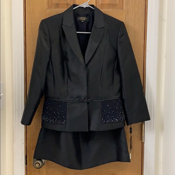 Stunning black Tahari skirt suit - Picture 1 of 7
